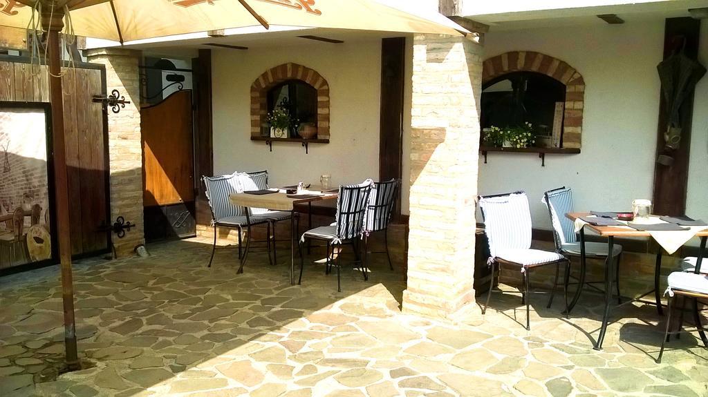 Penzion A Restauracia Toldi Galanta Ngoại thất bức ảnh
