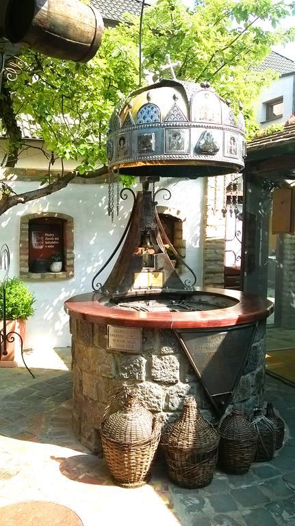 Penzion A Restauracia Toldi Galanta Ngoại thất bức ảnh