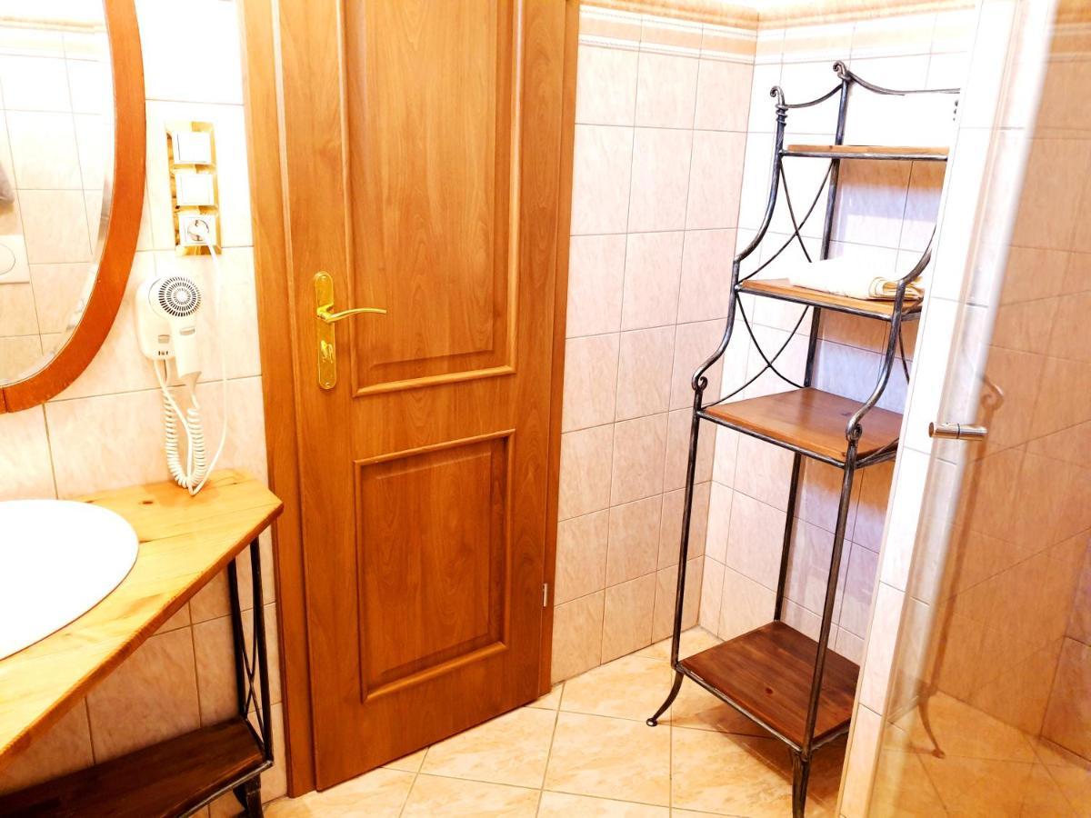 Penzion A Restauracia Toldi Galanta Ngoại thất bức ảnh